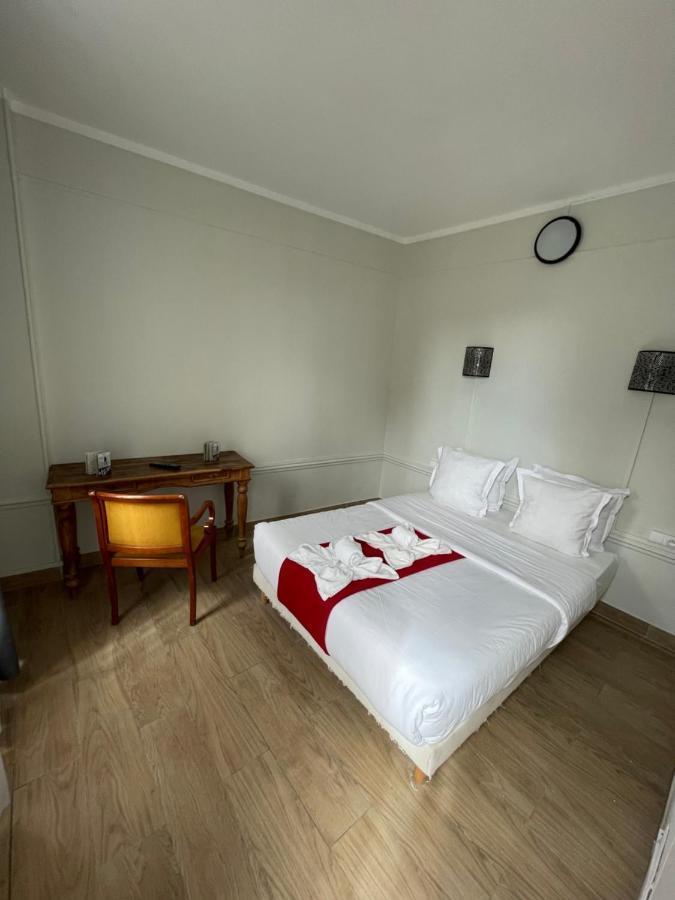 Hotel Central Сен-Дени Экстерьер фото